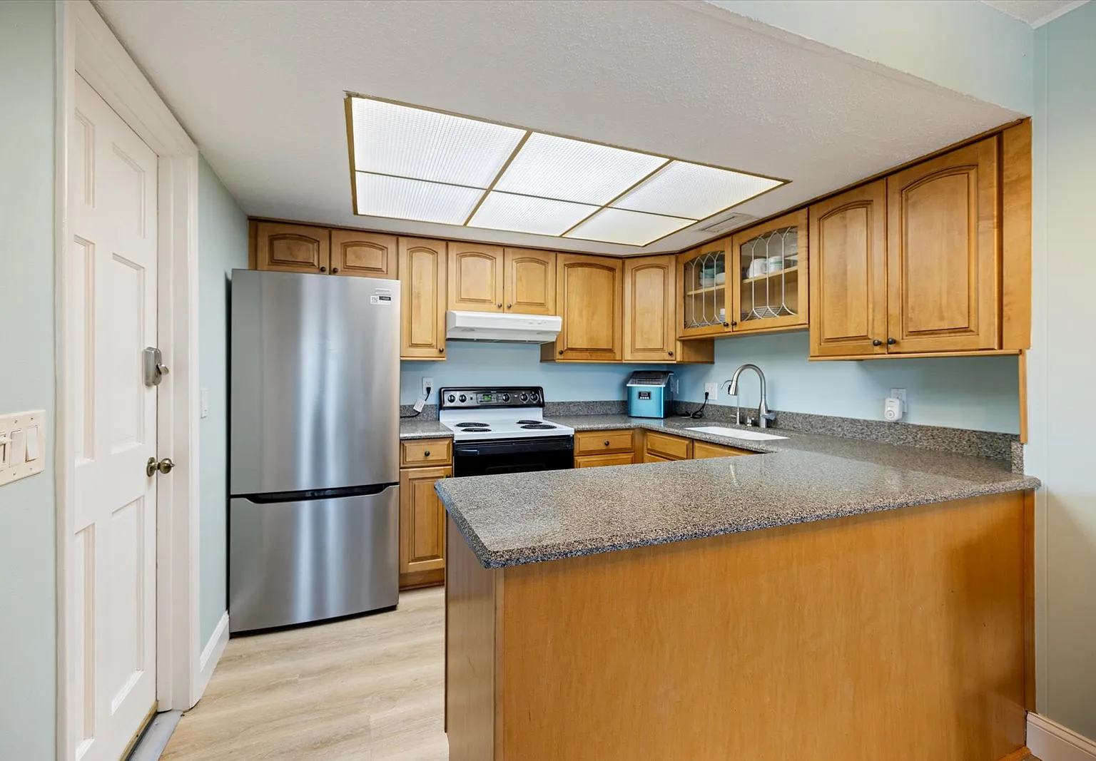 3 bed, 1069 sqft, $2,100 — Photo 2