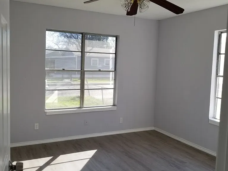 511 E Sayers Ave — Photo 11