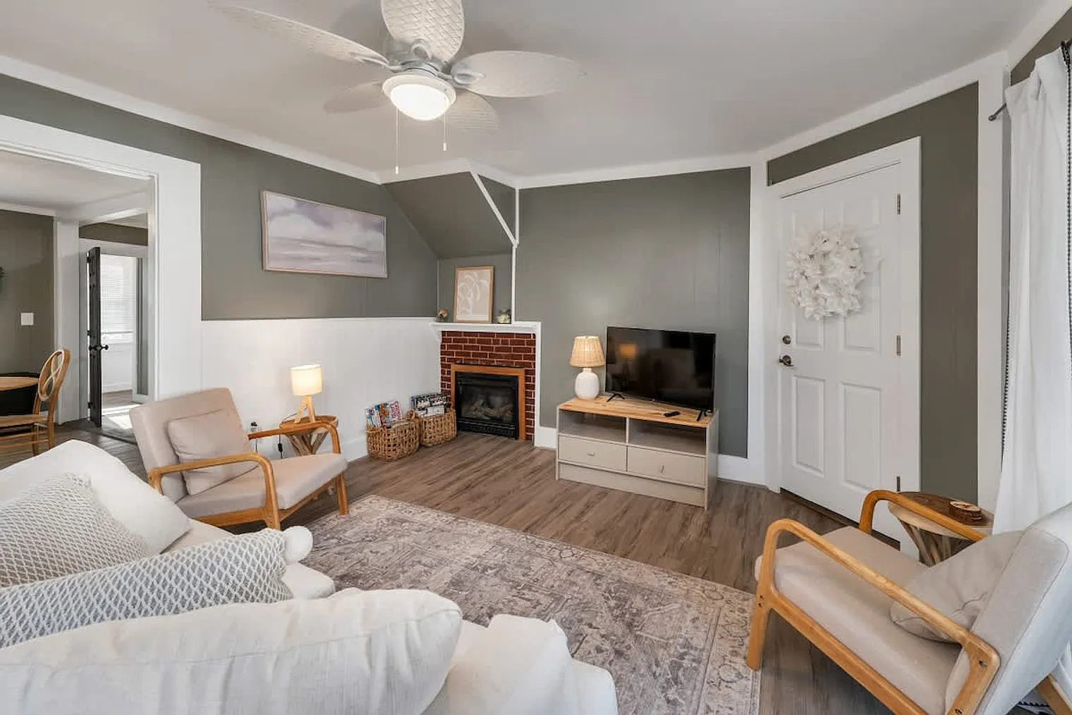 2 bed, 2.0 bath, 893 sqft, $6,723 — Photo 2