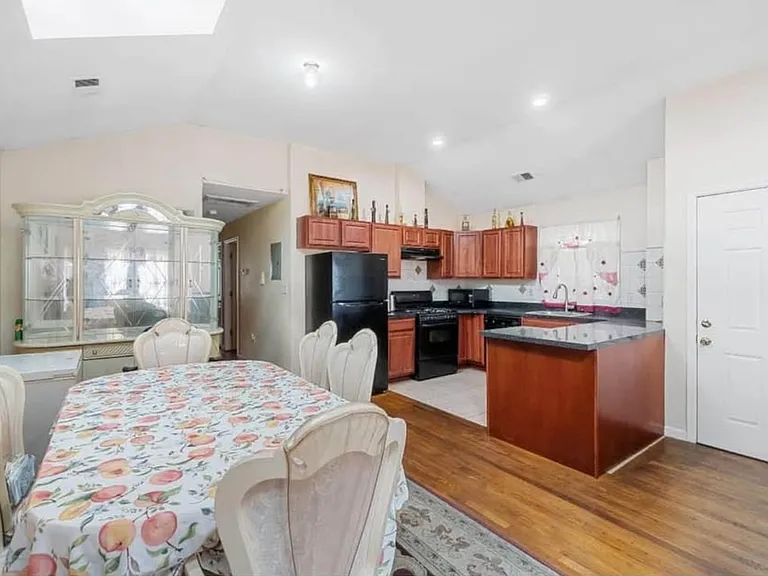 152 Virginia Ave #B — Photo 8