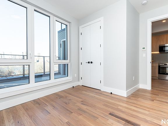 4th image of 31-61 Vernon Blvd #7F