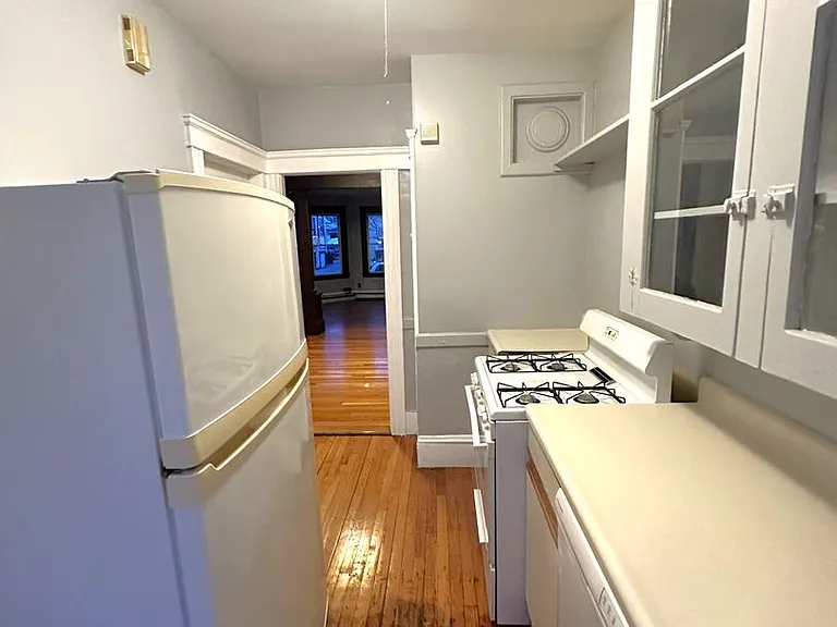 210 Howell St — Photo 4