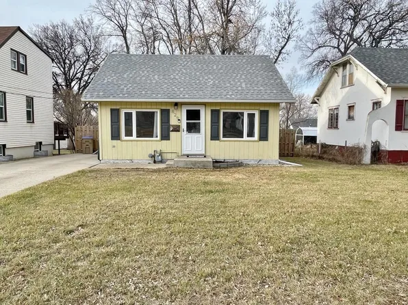 829 10th Ave NW, Minot, ND 58703