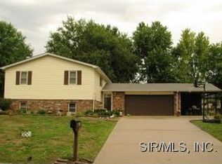 18 Nassau Dr, Maryville, IL