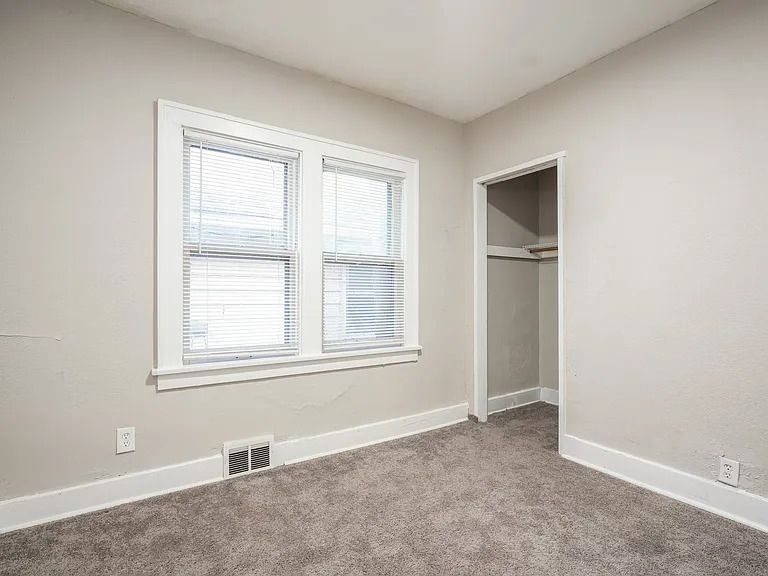 1715996_023_bedroom_13389290.jpg