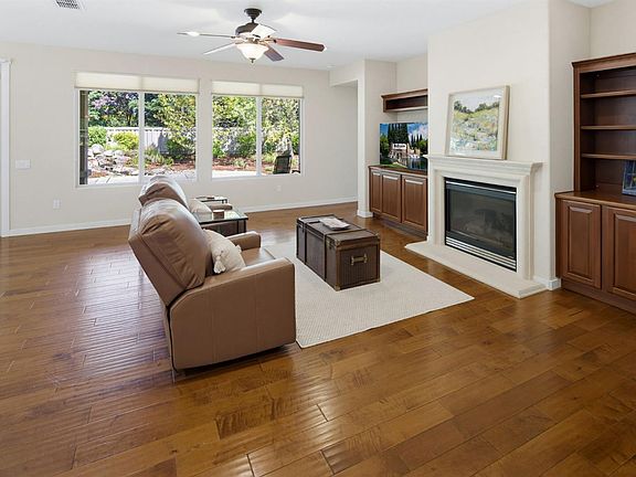 2nd image of 902 Coachman Ln
