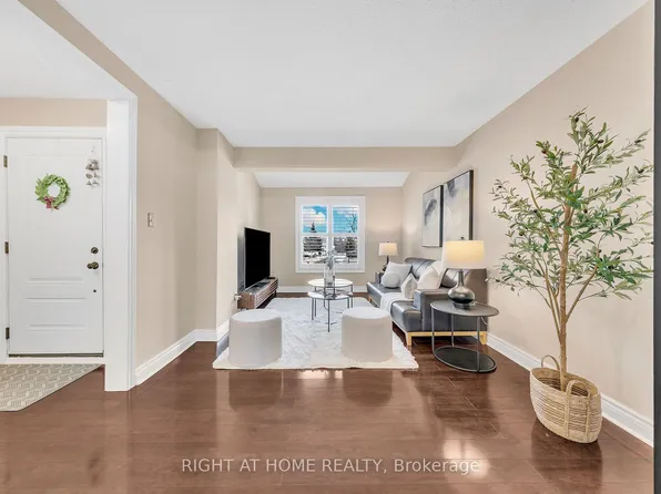 1580 Lancaster Dr #17, Oakville, ON L6H 2Z5