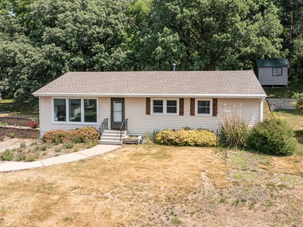 667 Sunset Dr, Saint Charles, MN 55972