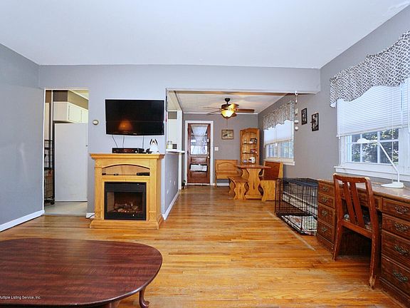 3rd image of 221 Fanning St