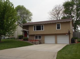 3302 W Ridge Dr, Waterloo, IA 50701