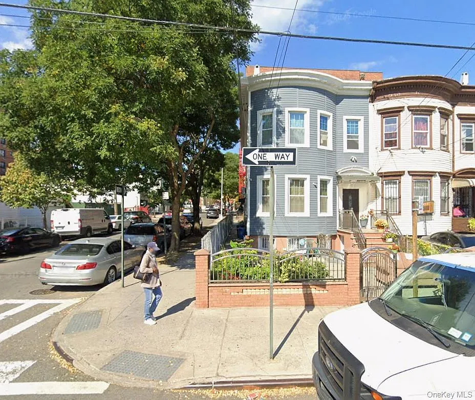 2 bed, 1.0 bath, 1952 sqft, $2,000 — Photo 1