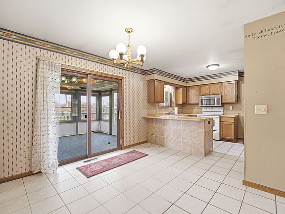 5th image of 321 Superior St
