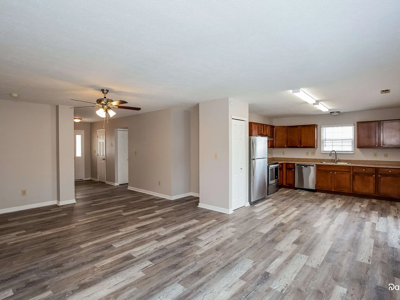 3 bed, 2.0 bath, 1370 sqft, $1,970 — Photo 2