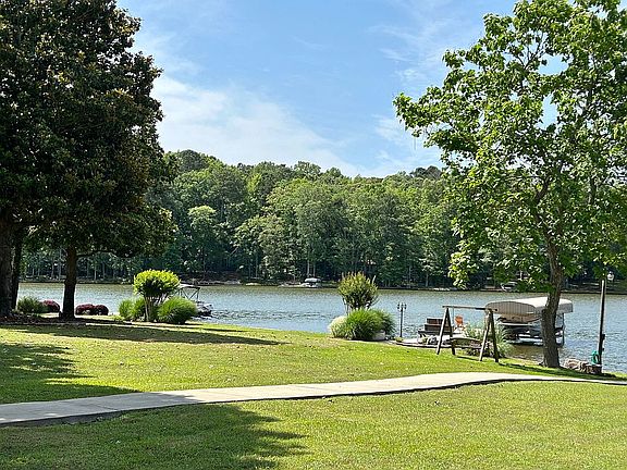 114 Thunder Road lake view