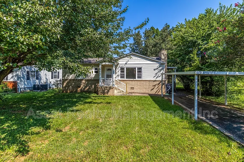 3 bed, 1.0 bath, 900 sqft, $1,795 — Photo 3