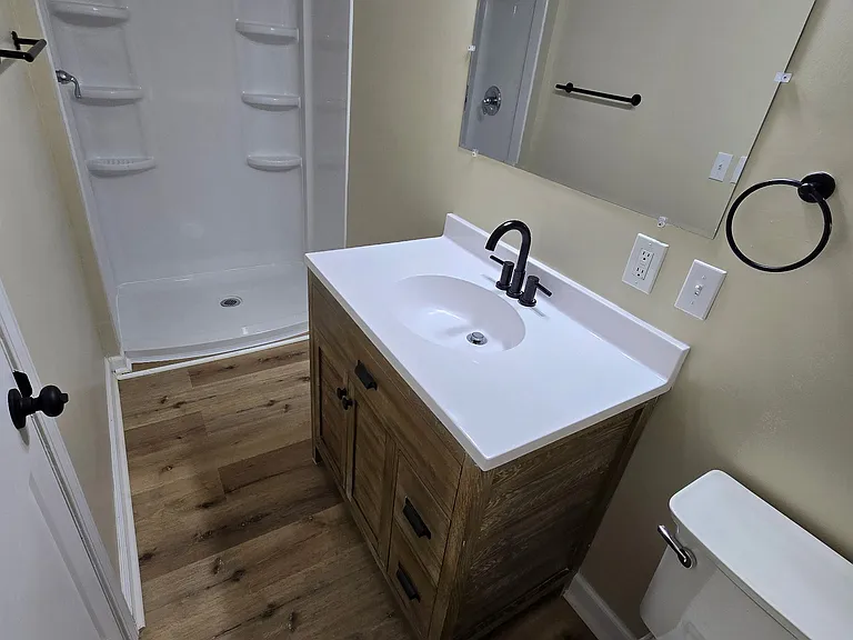 Full bathroom off of hallway