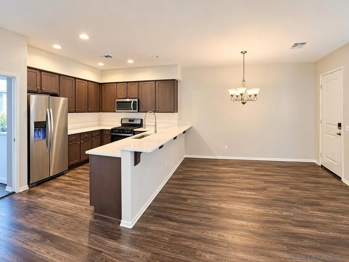 4 bed, 3.5 bath, 2366 sqft, $4,700 — Photo 2
