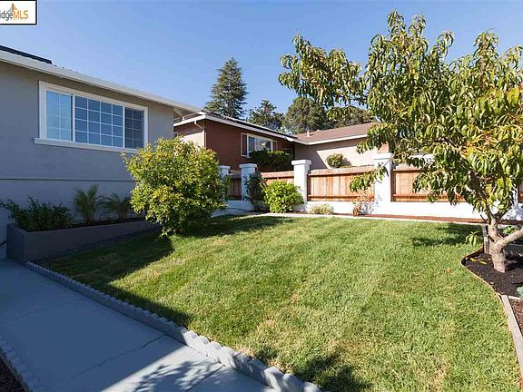 3rd image of 4554 Fieldcrest Dr