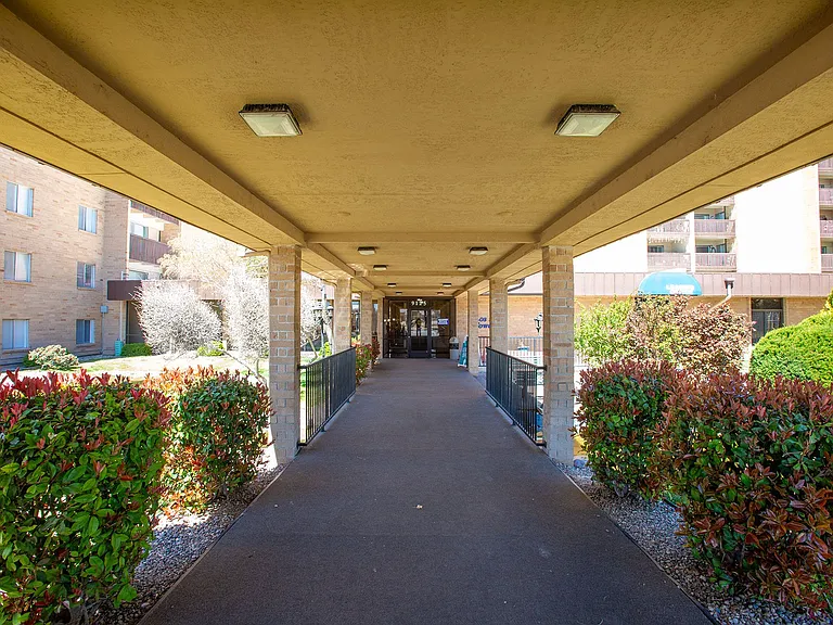 Los Altos Towers — Photo 41