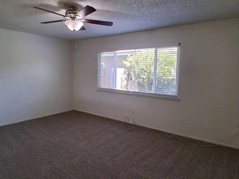 1419 N Winery Ave — Photo 18