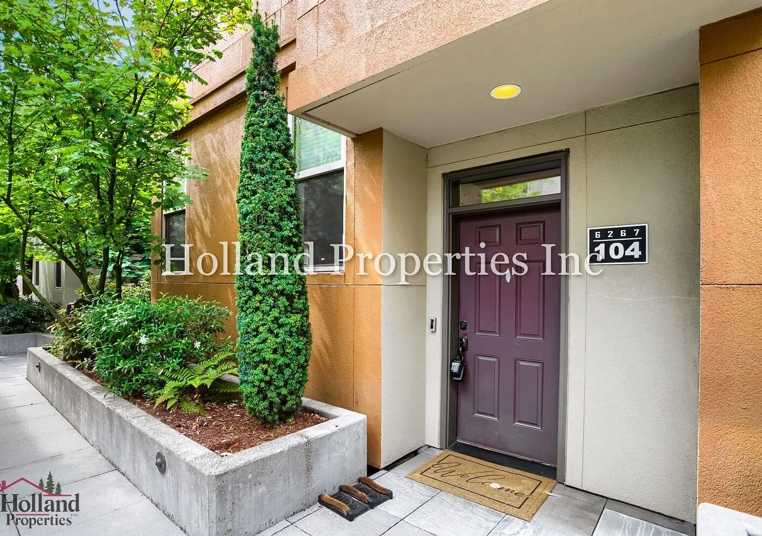 Charming 2BR Hillsboro Home with Fireplace, Pool & Private Patio — Photo 3
