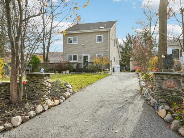 197 Point Breeze Dr W, Hewitt, NJ 07421