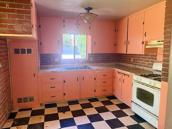 4th image of 821 Locust St