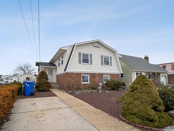 3rd image of 32 Blue Heron Dr