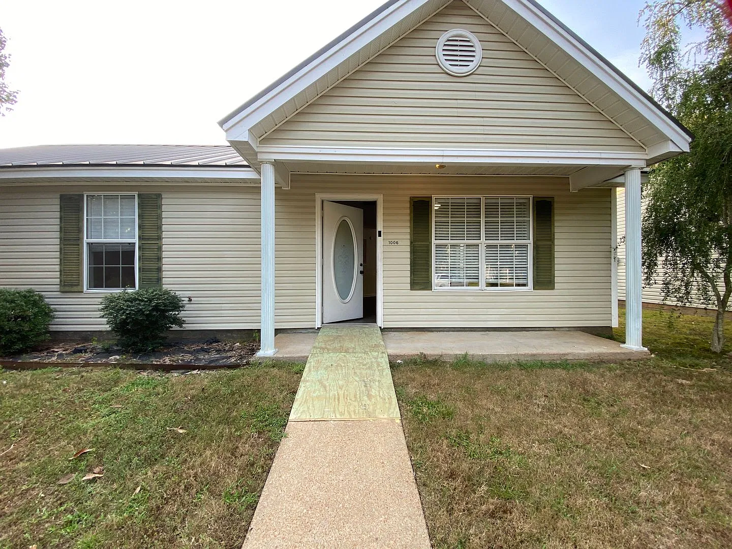 3BR/2BA Home — Photo 1