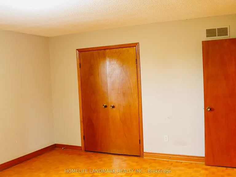 121 Harmonia Cres — Photo 34
