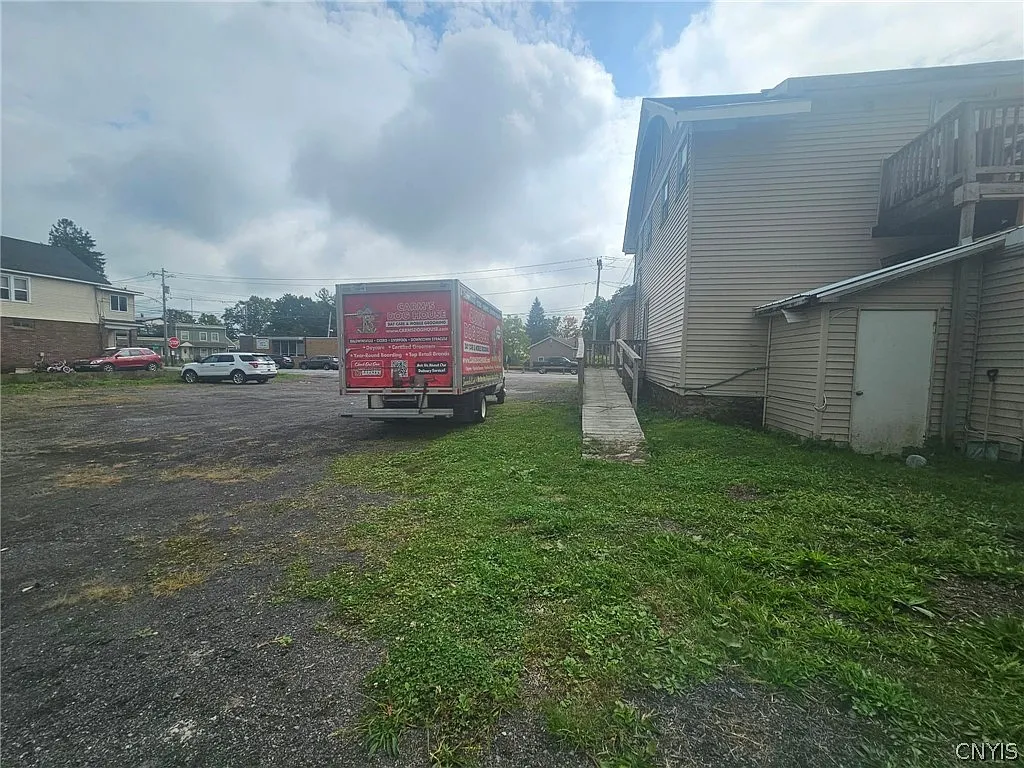 3 bed, 1.0 bath, 4921 sqft, $1,800 — Photo 3