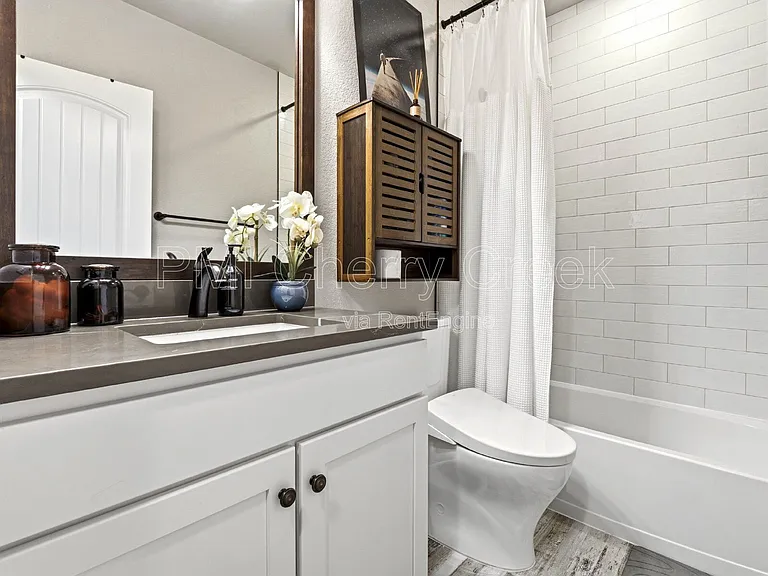 5988 N Fulton St — Photo 17