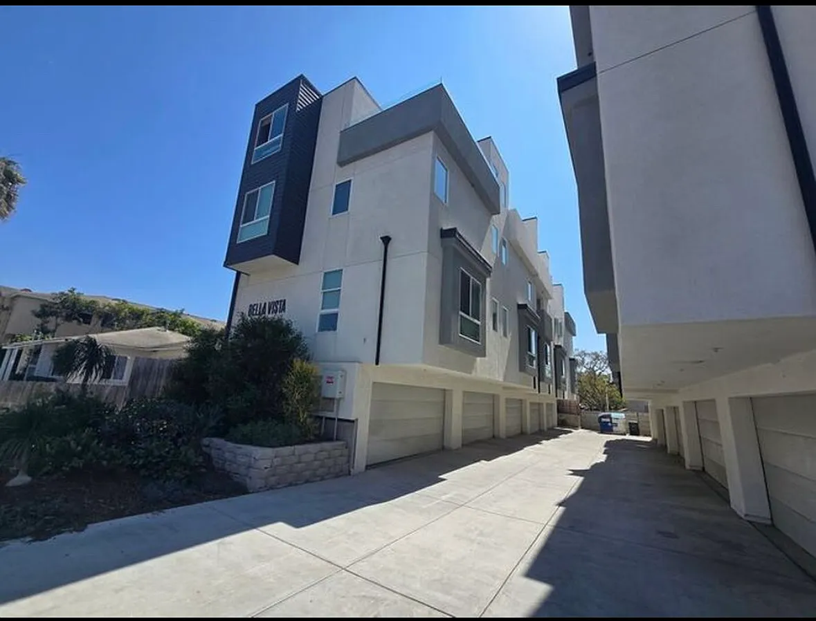 2 bed, 2.5 bath, 1057 sqft, $3,900 — Photo 1