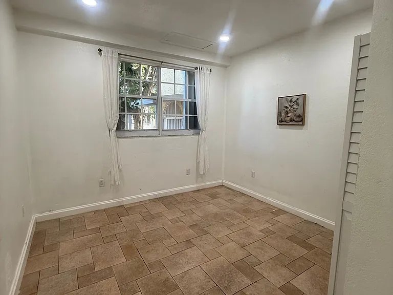 242 SW 15th Ave #A — Photo 12