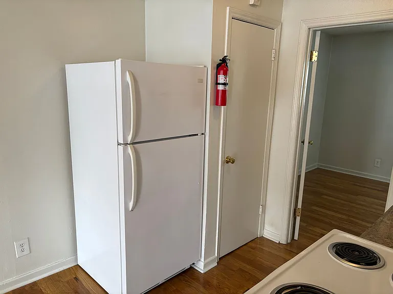 1212 W Chapel Hill St #2 — Photo 5