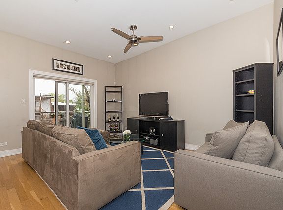4th image of 1118 N Wolcott Ave APT 3W