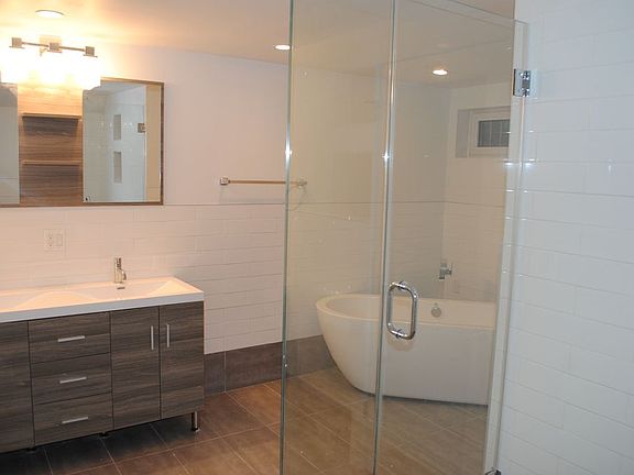 3rd image of 8 Bedford Pl #1