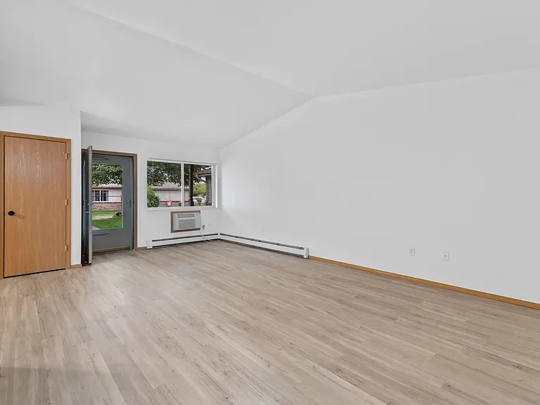 Tamarack Gardens-Fox Hills Apartments LLC — Photo 9