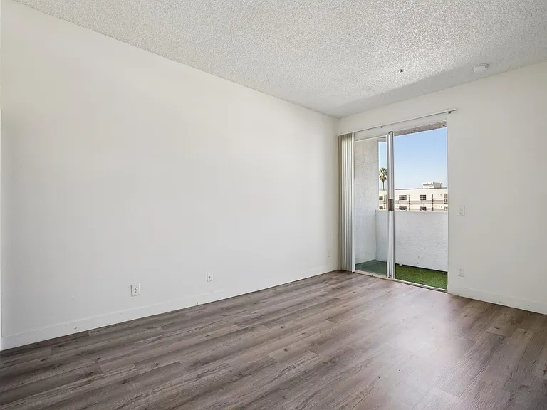 11657 Oxnard Str. — Photo 21