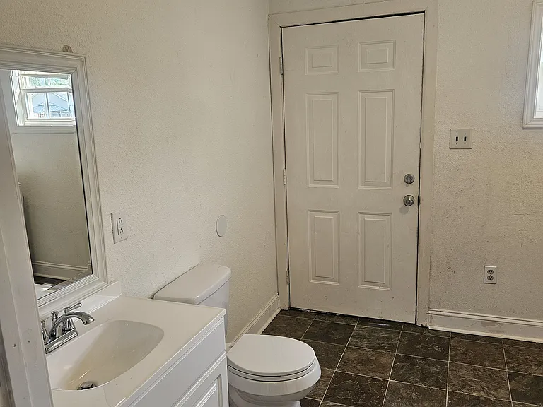 1411 Irwin Ave — Photo 10