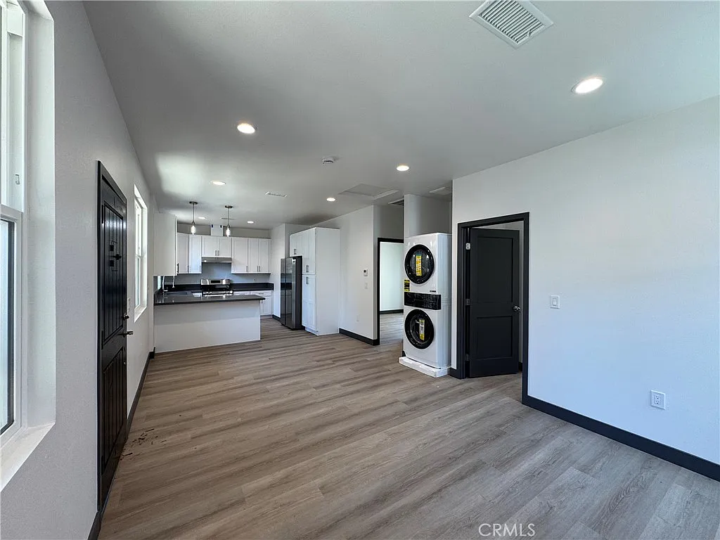 2 bed, 899 sqft, $3,300 — Photo 2