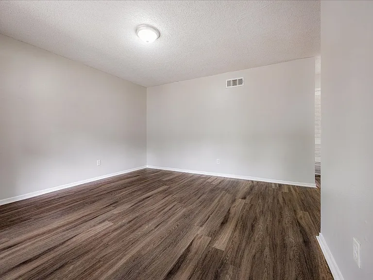 Holmes Pointe Apartments — Photo 4