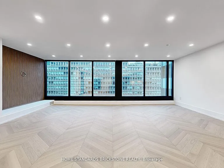 110 Bloor St W #1009 — Photo 2