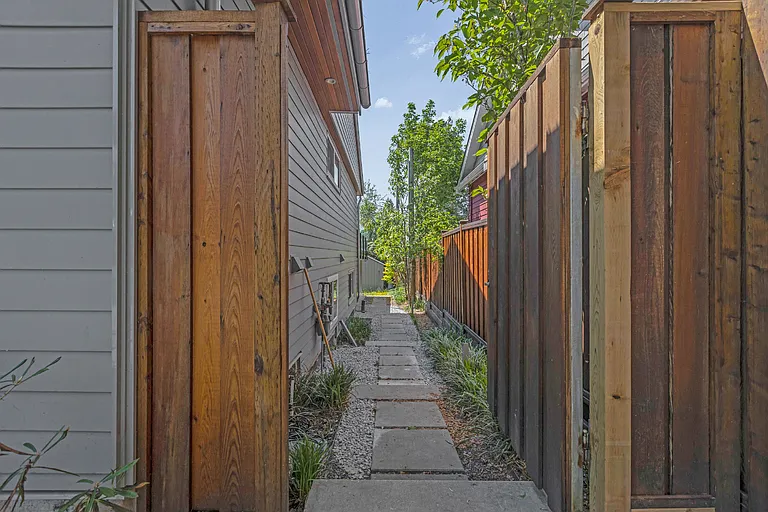 2 bed, 2.0 bath, 1000 sqft, $2,700 — Photo 3