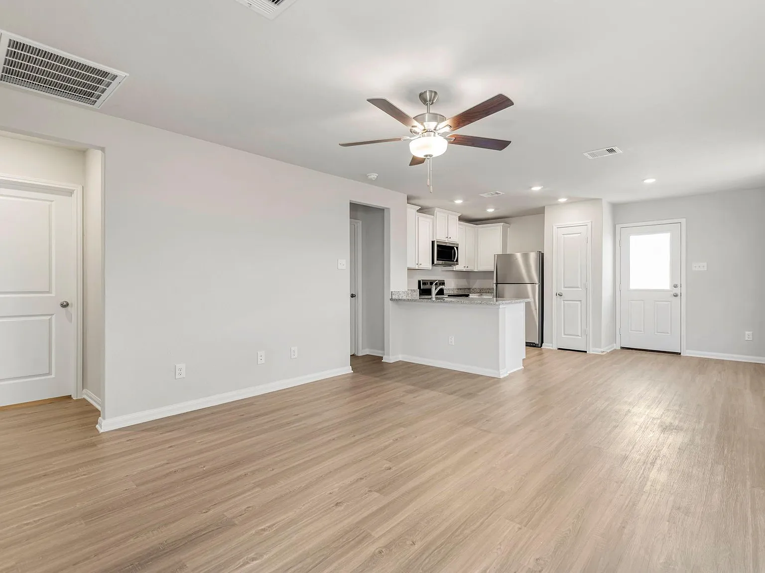 3 bed, 2.0 bath, 1076 sqft, $2,235 — Photo 3