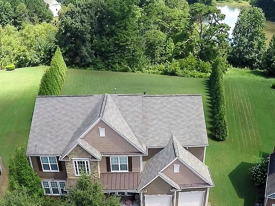 A WOW lot next to the lake!
