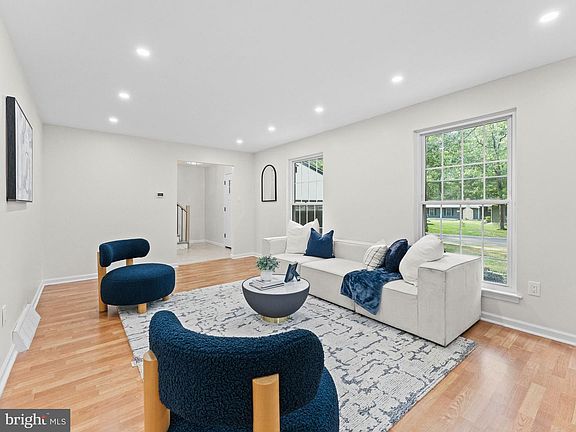 3rd image of 153 Oak Pines Blvd