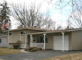 30 Woodridge Rd, Montgomery, IL 60538