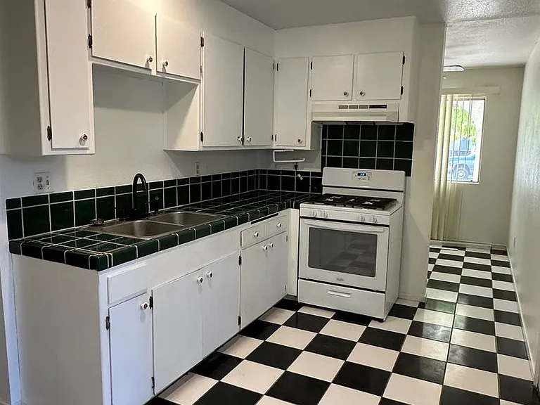 918 Cortina Dr — Photo 1
