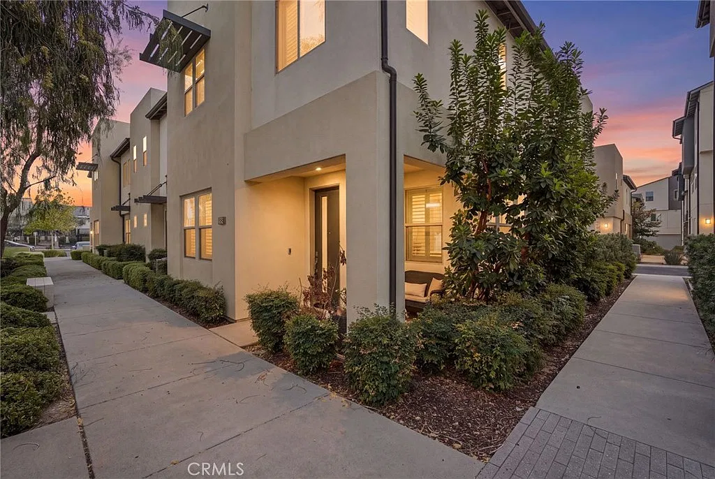 3 bed, 2.5 bath, 1645 sqft, $4,450 — Photo 3